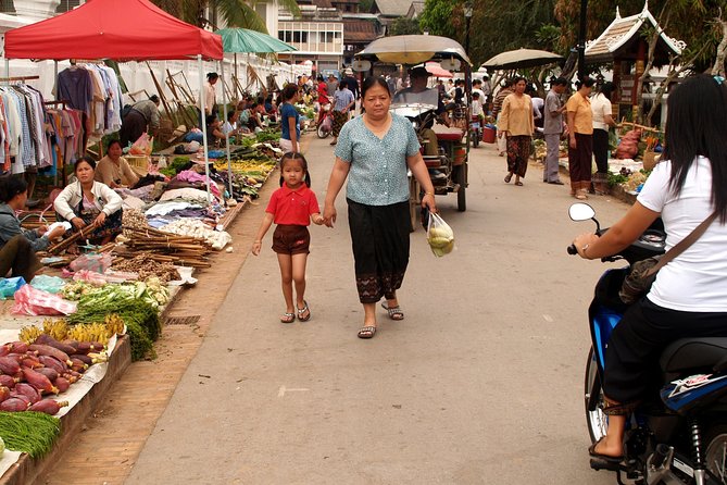 Luang Prabang Early Morning Alms Giving and Wet Market - Offering food to monks, how to participate without messing up