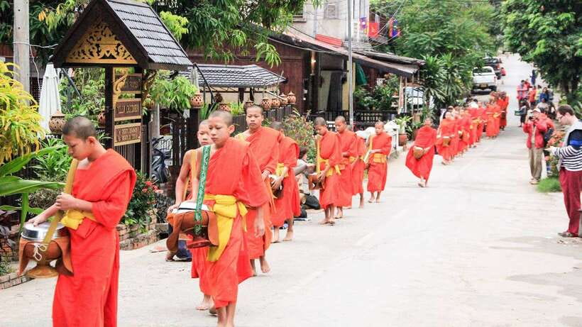 Luang Prabang: Private Must-See Sights and Mount Phousi Tour - Wat Xiengthong and Old-Temple Details You’ll Actually Notice