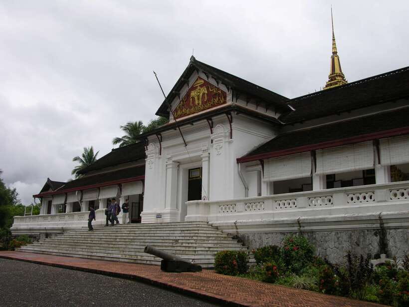 Luang Prabang: Private Must-See Sights and Mount Phousi Tour - Mount Phousi Summit: Mekong Sunset and Wat Chom Si’s Gilded Stupa