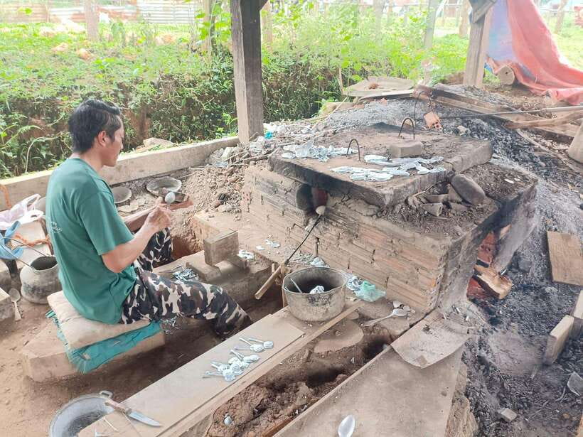 Plain of jars share group tour - Guides in English and Thai: why the explanation matters