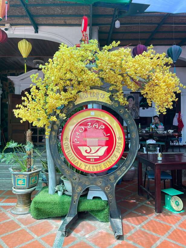 Vientiane: Cultural Tour with Buddha Park and Patuxay - Guides and drivers: why the story quality is the real deal