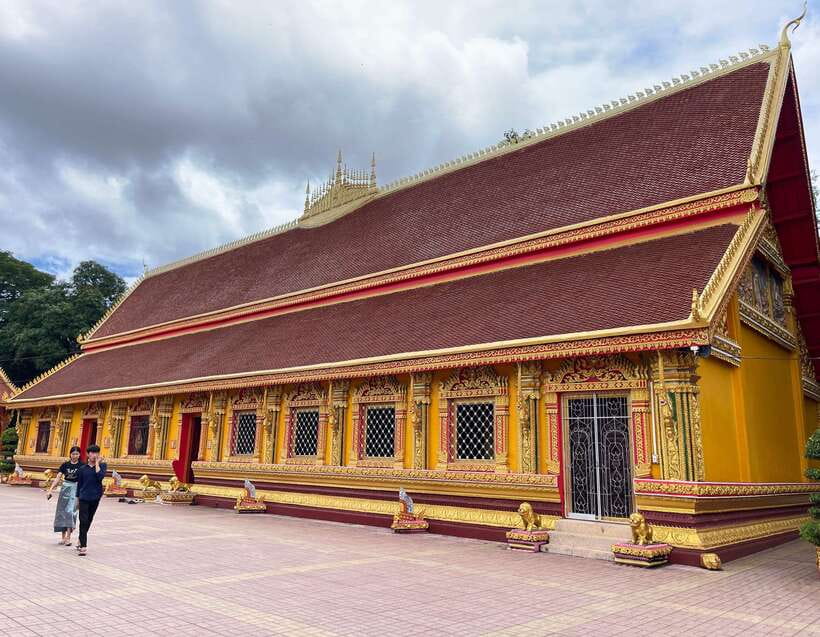 Vientiane IG tour & Patuxay monument - Stop 1: The Mystery Café, a stylish start at 30 minutes