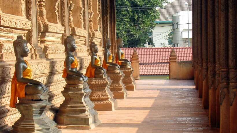 Vientiane: Private Full-day Must-See Sights & Sunset Tour - Wat Sisaket: The 6,800-Buddha Courtyard Moment